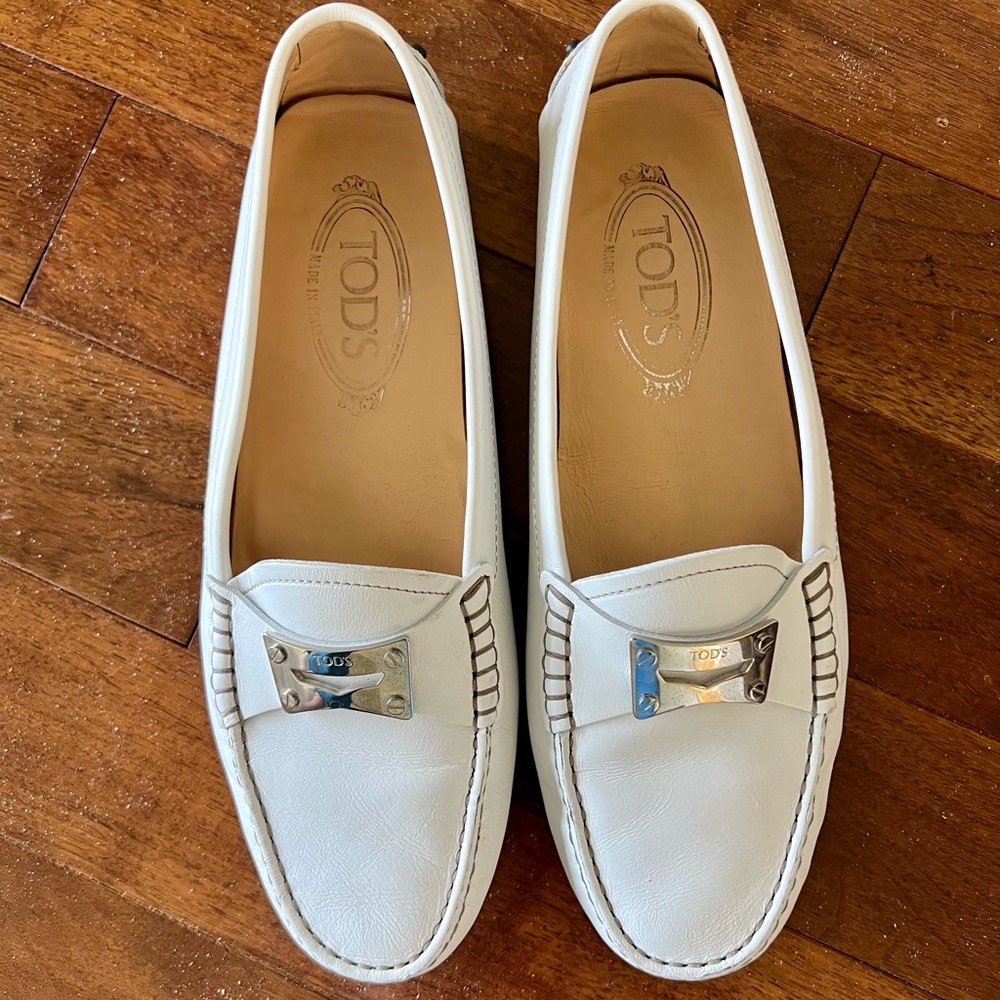 White Tod’s driving shoe (loafers)